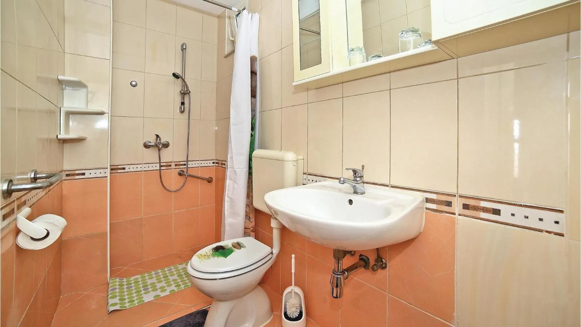 1 Bedroom Amazing Apartment In Okrug Gornji Trogir